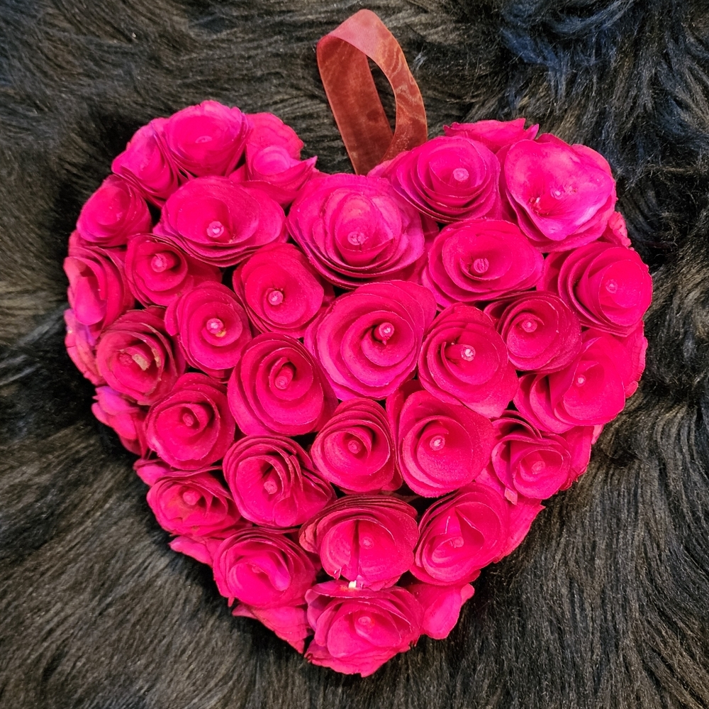 Delicate Wood Roses Hanging Heart Indoor Wreath Wall Decor
